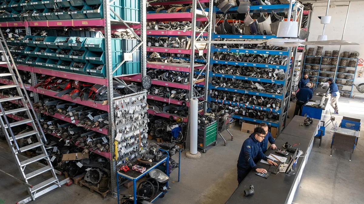 Il nostro reparto vendite con clienti - MotoriDem, oltre 16 anni di esperienza nei motori usati e rettificati